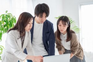 パソコンを見る社員